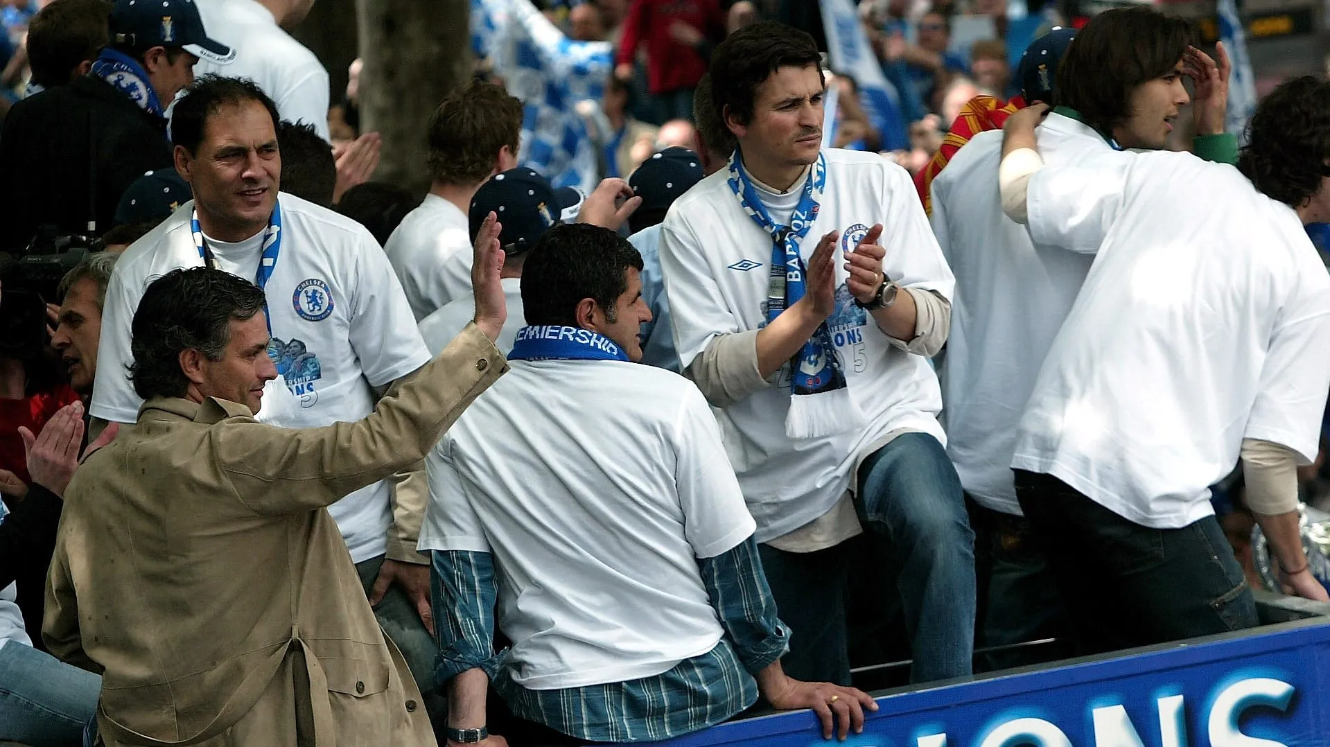 José Mourinho (à esquerda) senta-se no ônibus da equipe enquanto ele percorre a New King's Road durante o desfile de vitória do Chelsea Football Club para exibir os troféus de campeão da FA Barclays Premier League e da Copa da Liga, em 22 de maio de 2005, em Chelsea, Londres. (Foto de Dean Mouhtaropoulos/Getty Images)