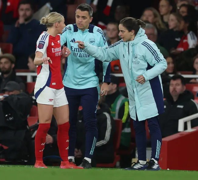 Renee Slegers, treinadora do Arsenal, conversa com jogadora a beira do gramado (Photo by Richard Pelham/Getty Images)