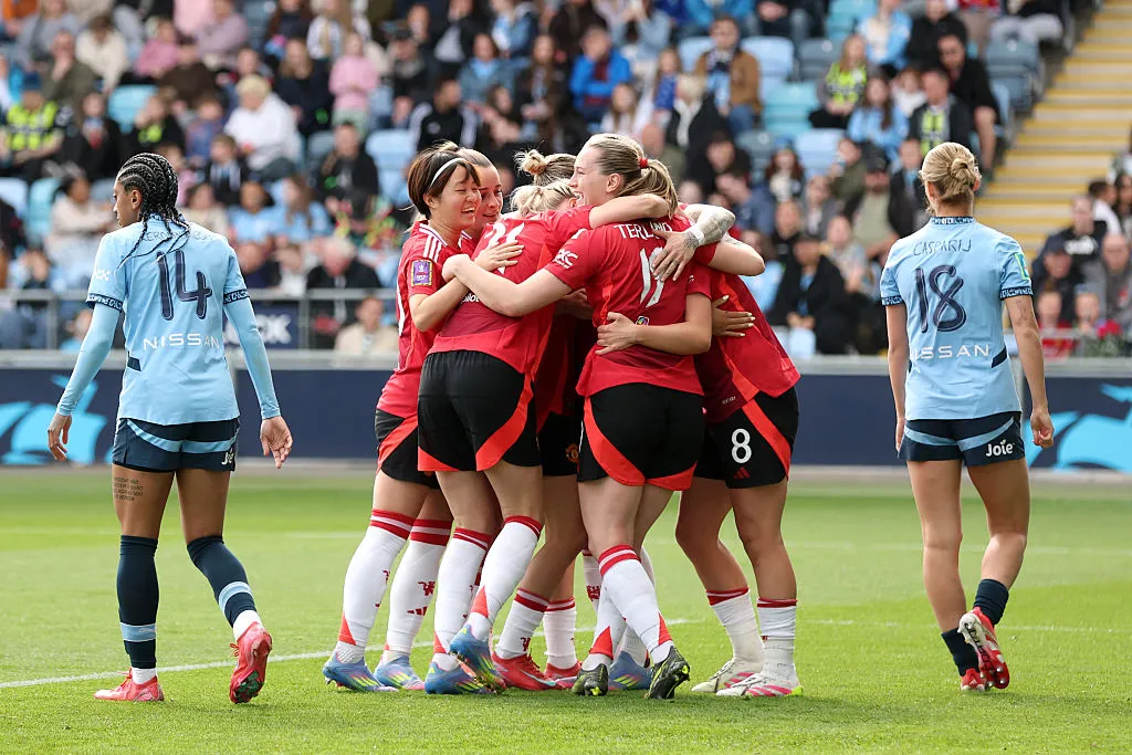 Jogadoras do Manchester United comemoram gol contra o City (Photo by Jan Kruger/Getty Images)