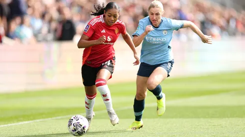 Manchester United e Manchester City se enfrentam pela 21ª rodada da Women's Super League (Photo by Jan Kruger/Getty Images)