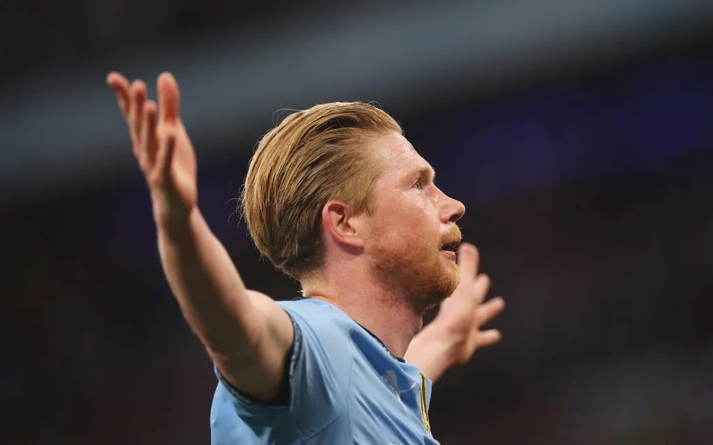 Kevin De Bruyne, do Manchester City, celebra ao marcar o primeiro gol de sua equipe durante a partida da Premier League entre Manchester City FC e Wolverhampton Wanderers FC no Etihad Stadium em 02 de maio de 2025, em Manchester, Inglaterra. (Foto de Carl Recine/Getty Images)