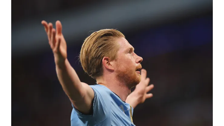 Kevin De Bruyne se despede do Manchester City após uma década de conquistas, deixando um legado marcado por títulos e atuações decisivas. (Foto de Carl Recine/Getty Images)