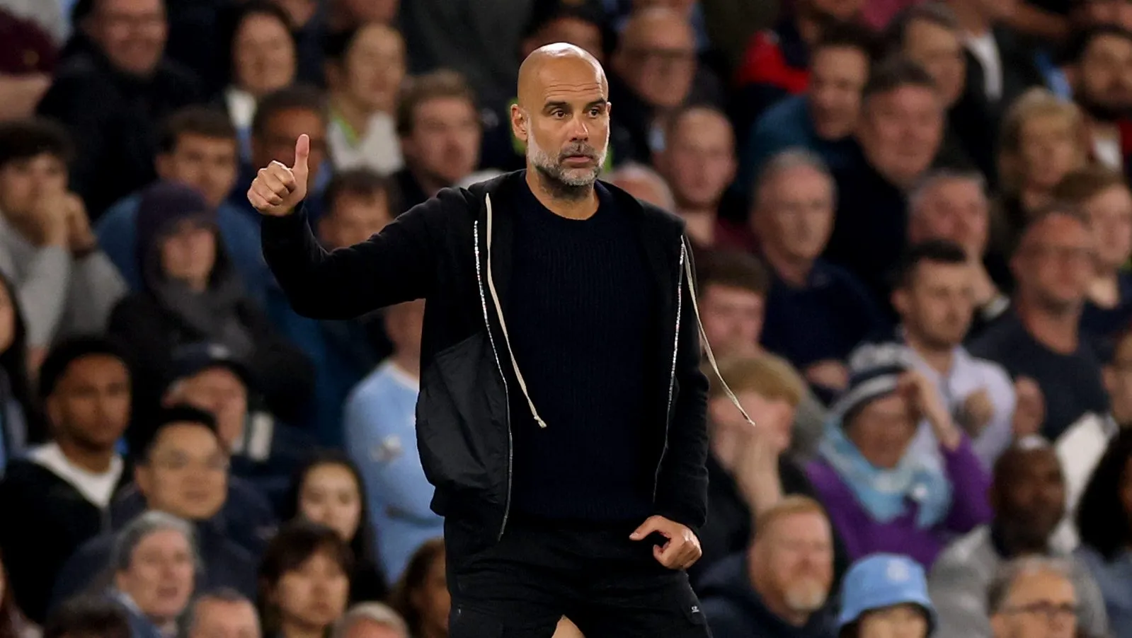 Pep Guardiola, treinador do Manchester City, gesticula durante a partida da Premier League entre Manchester City FC e Wolverhampton Wanderers FC no Etihad Stadium em 02 de maio de 2025, em Manchester, Inglaterra. (Foto de Carl Recine/Getty Images)