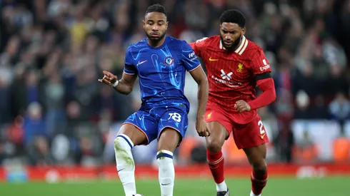 Joe Gomez e Christopher Nkunku em partida de Liverpool x Chelsea