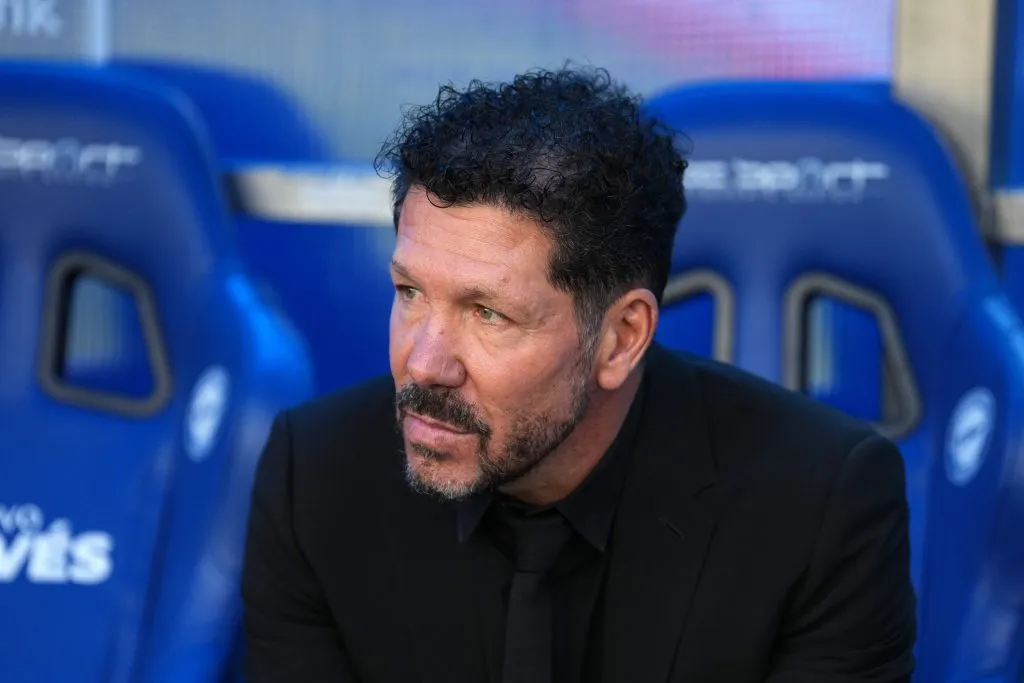 Simeone de terno preto
