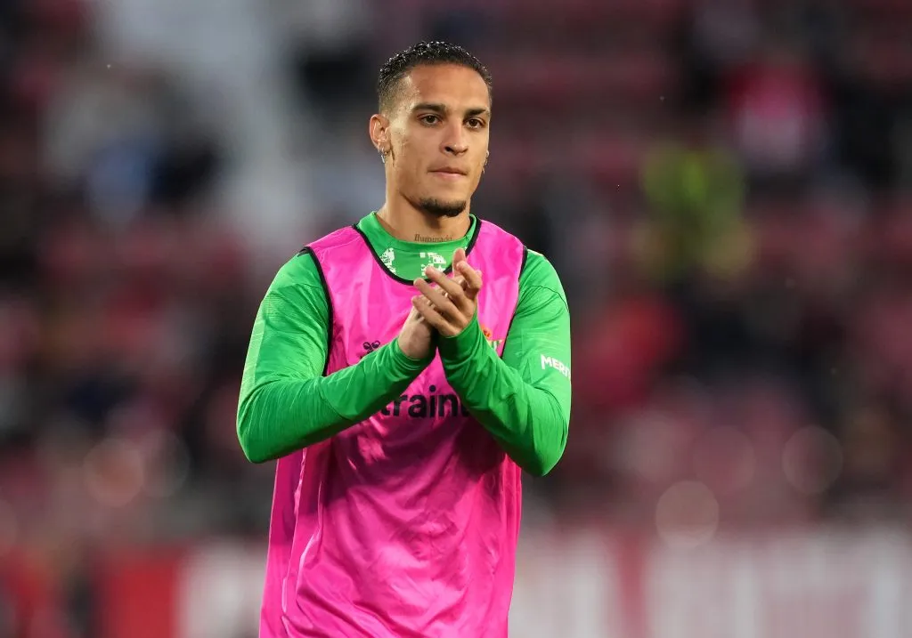 Antony bate palmas em campo