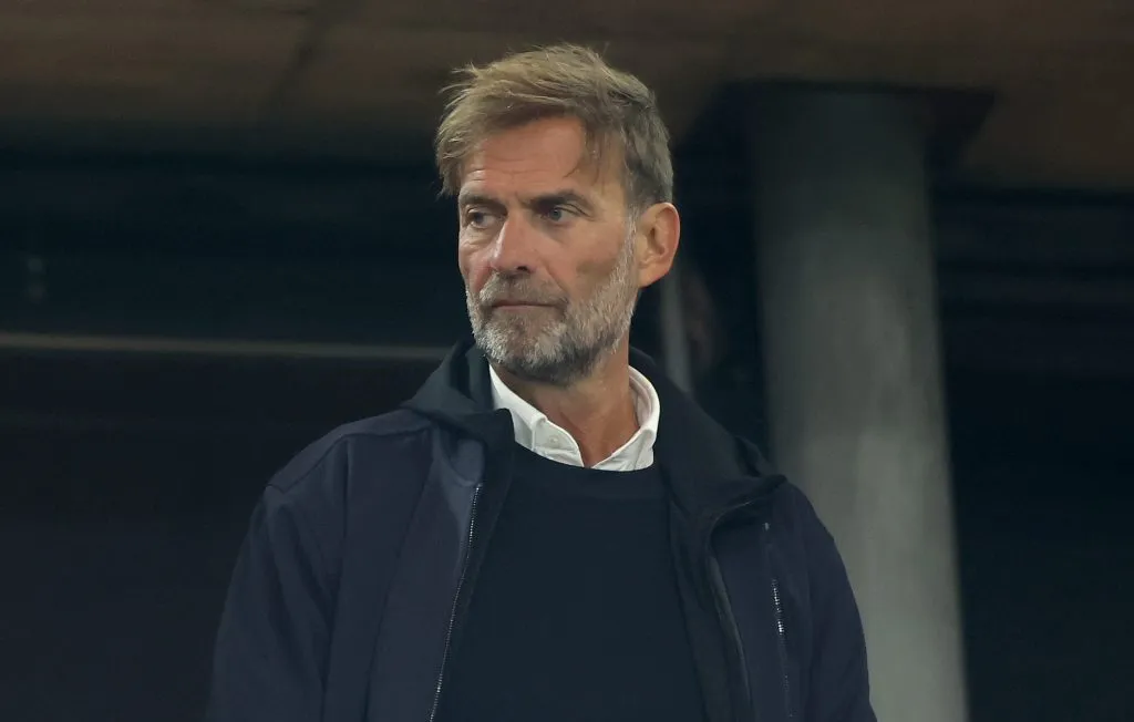 Jürgen Klopp, chefe global de futebol do RB Leipzig, é visto antes da semifinal da Copa da Alemanha entre VfB Stuttgart e RB Leipzig, na Mercedes-Benz Arena, em 2 de abril de 2025, em Stuttgart, Alemanha. (Foto: Alex Grimm/Getty Images)