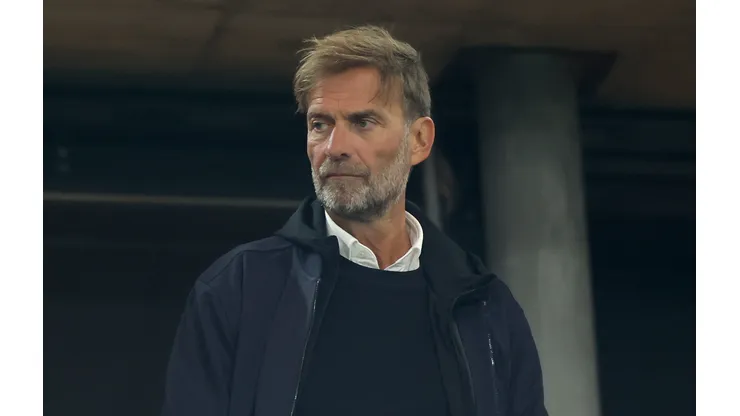 Em sua temporada de estreia, Arne Slot conduz o Liverpool a uma conquista histórica da Premier League, solidificando seu nome entre os grandes técnicos do clube. (Foto: Alex Grimm/Getty Images)