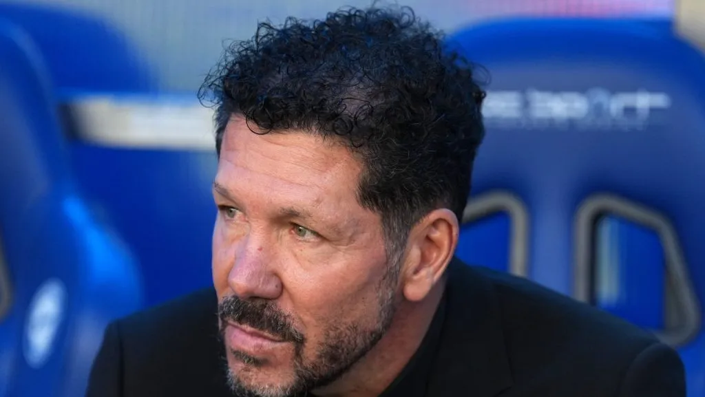 Diego Simeone, técnico do Atlético de Madrid, observa antes da partida da LaLiga entre Deportivo Alavés e Atlético de Madrid, no Estádio de Mendizorroza, em 3 de maio de 2025, em Vitória-Gasteiz, Espanha. (Foto de Juan Manuel Serrano Arce/Getty Images)
