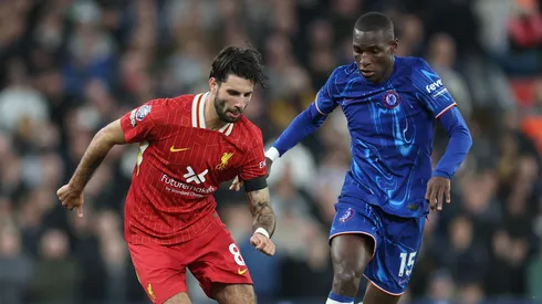 Dominik Szoboszlai e Nicolas Jackson em partida de Liverpool x Chelsea