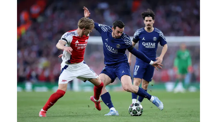 Fabián Ruiz, do Paris Saint-Germain, e Martin Ødegaard, do Arsenal, disputam a bola durante a partida de ida da semifinal da UEFA Champions League 2024/25 entre Arsenal FC e Paris Saint-Germain, no Emirates Stadium, em 29 de abril de 2025, em Londres, Inglaterra. (Foto de Michael Steele/Getty Images)
