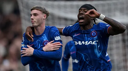 Noni Madueke comemora ao lado de Cole Palmer