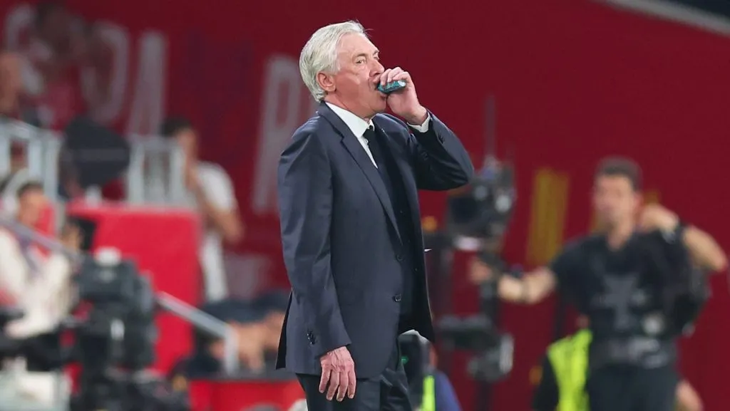 Carlo Ancelotti, técnico do Real Madrid, reage durante a final da Copa do Rei entre FC Barcelona e Real Madrid, no Estádio de La Cartuja, em 26 de abril de 2025, em Sevilha, Espanha. (Foto de Fran SantiagoGetty Images)