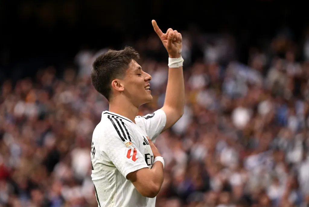 Arda Güler, do Real Madrid, comemora ao marcar o primeiro gol de sua equipe durante a partida da LaLiga entre Real Madrid CF e RC Celta de Vigo, no Estádio Santiago Bernabéu, em 4 de maio de 2025, em Madri, Espanha. (Foto de Denis DoyleGetty Images)