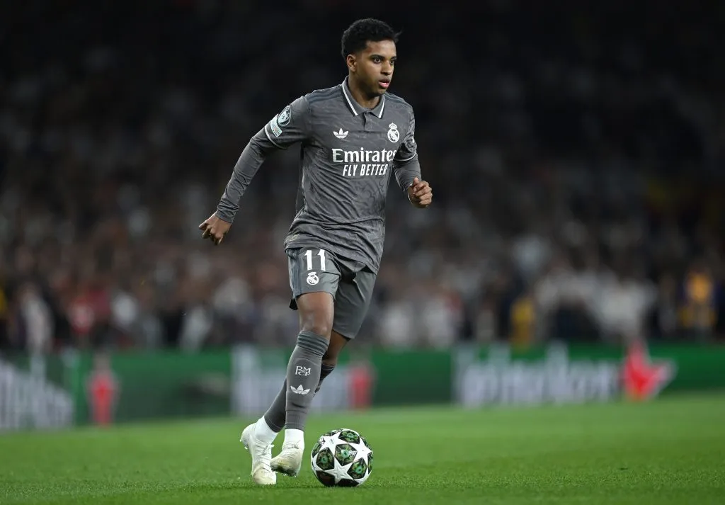 Rodrygo com a bola no pé