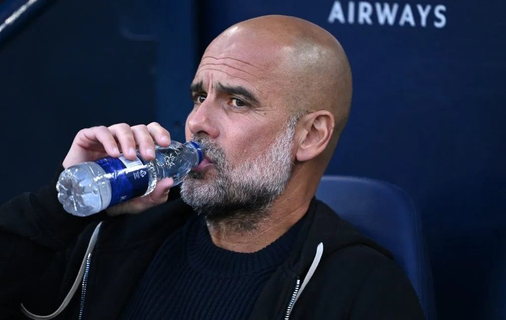 Guardiola com garrafa de água na boca