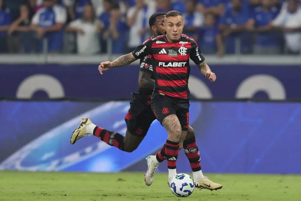 Evertn Cebolinha jogador do Flamengo durante partida contra o Cruzeiro no estádio Mineirão pelo campeonato Brasileiro A 2025. Foto Gilson LoboAGIF