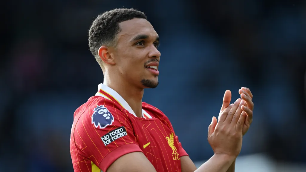 Trent Alexander-Arnold aplaude durante partida pelo Liverpool (Photo by Shaun Botterill/Getty Images)