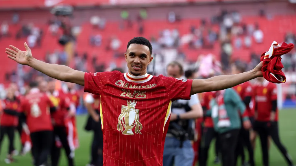 Trent Alexander-Arnold comemora título da Premier League 2024/25 (Photo by Carl Recine/Getty Images)