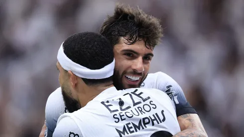 Yuri Alberto é abraçado por Memphis Depay no Corinthians