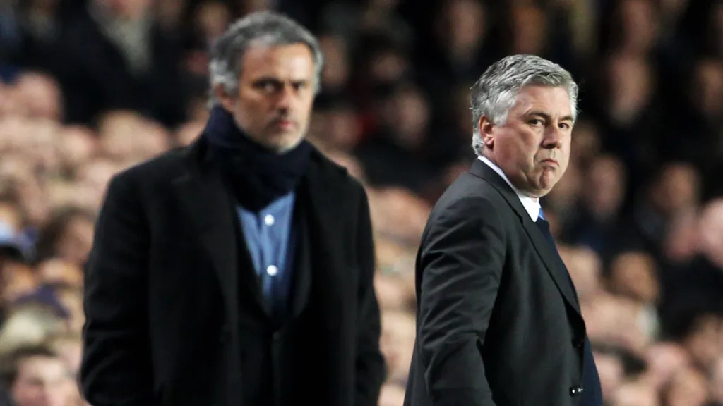 Carlo Ancelotti e José Mourinho durante partida entre Chelsea x Inter de Milão (Photo by Phil Cole/Getty Images)