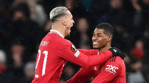 Antony e Rashfod se abraçam quando jogaram juntos no Manchester United. Foto: Shaun Botterill/Getty Images)