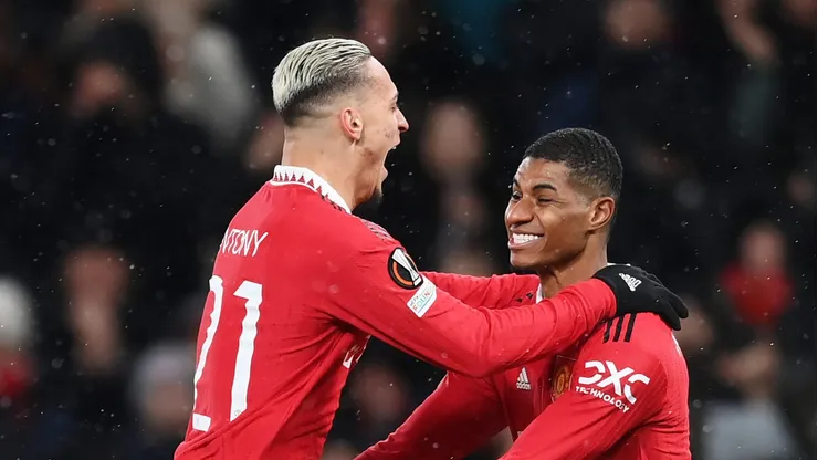 Antony e Rashfod se abraçam quando jogaram juntos no Manchester United. Foto: Shaun Botterill/Getty Images)