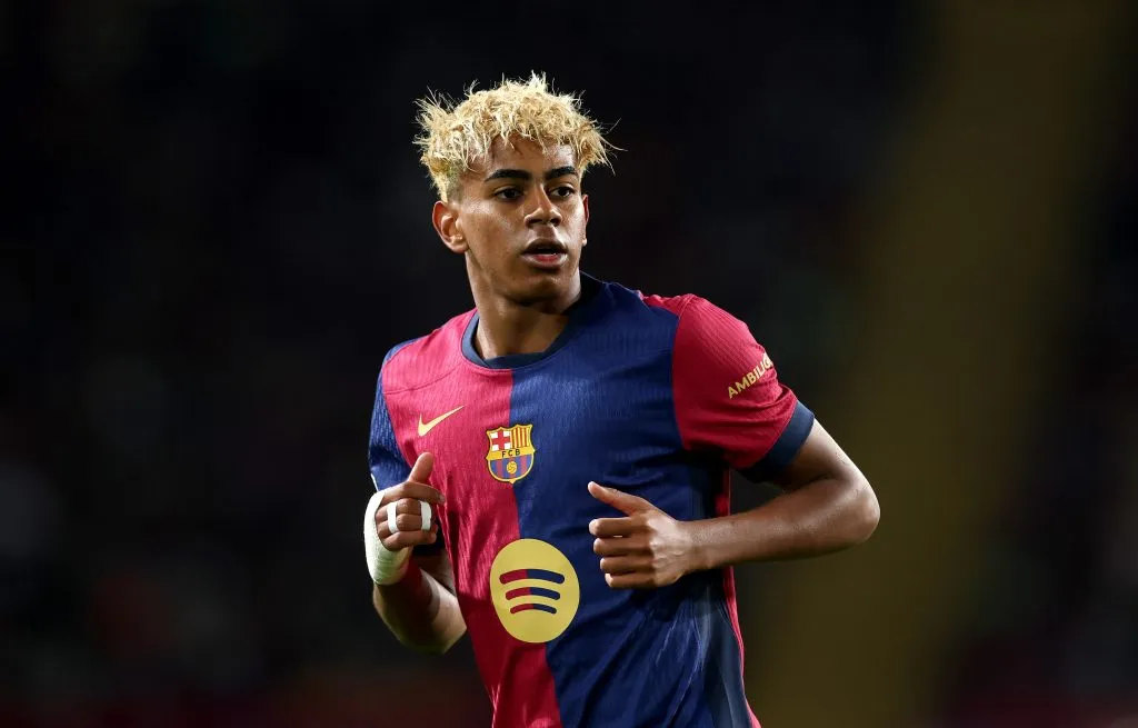 Lamine Yamal corre em campo