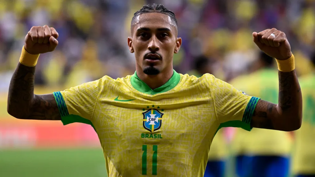 Raphinha jogador do Brasil comemora seu gol durante partida contra o Peru (foto: Mateus Bonomi/AGIF)