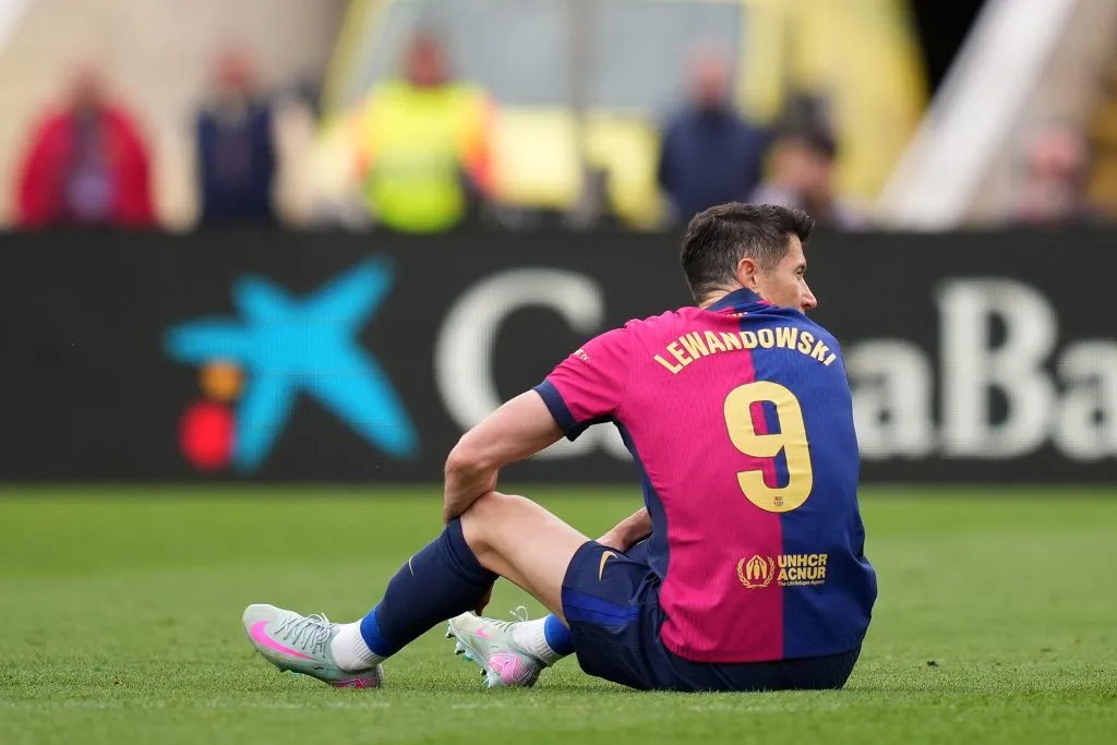 Lewandowski sentado no chão