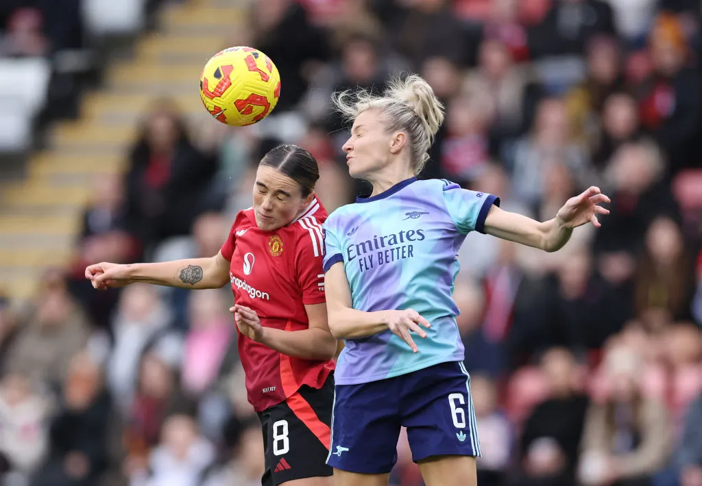 Jogadoras de Manchester Unite e Arsenal brigam pela bola (Photo by Alex Livesey/Getty Images)