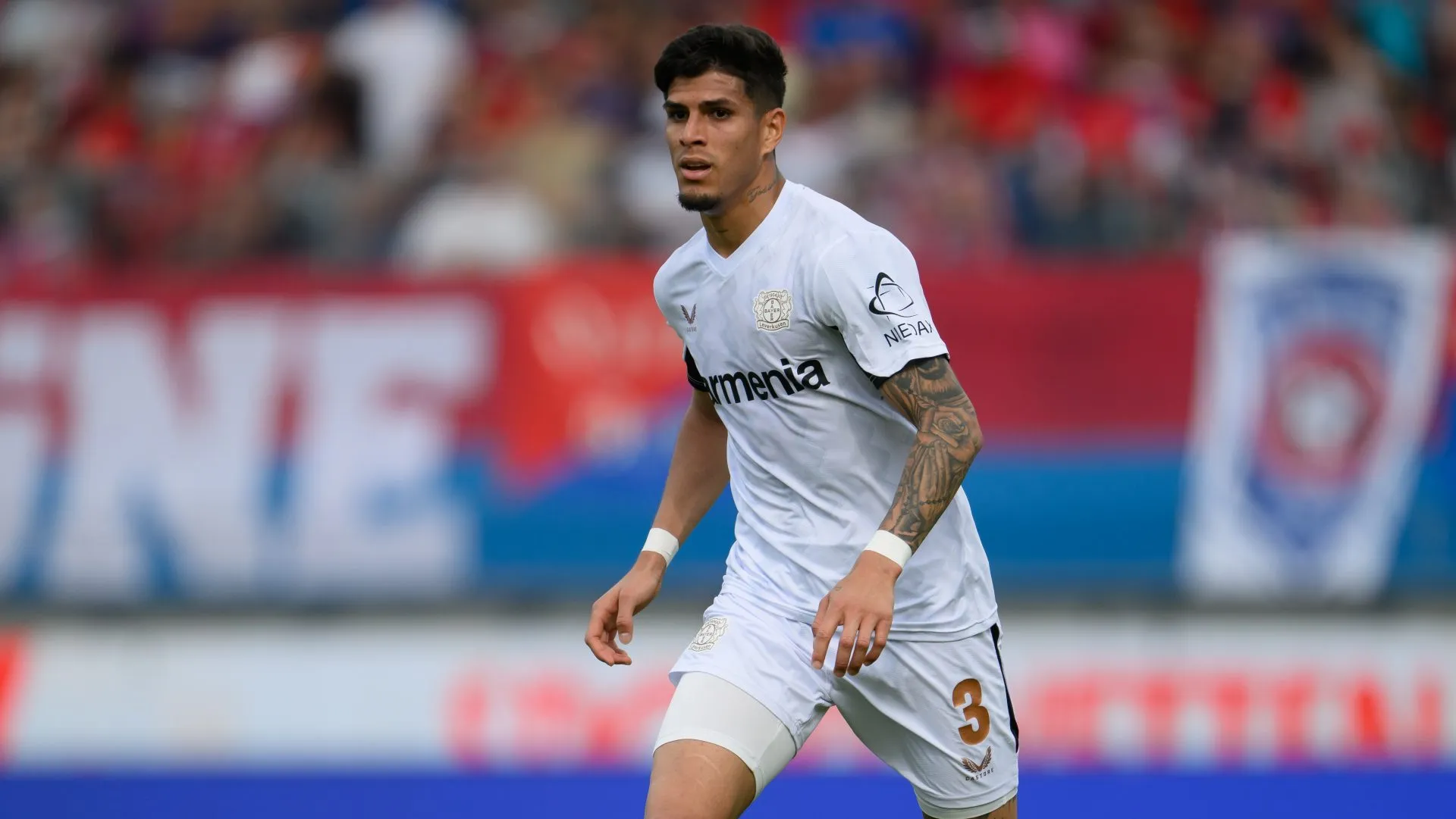 Hincapié em campo com o Leverkusen (Photo by Christian Kaspar-Bartke/Getty Images)