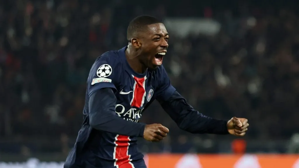 PARIS, FRANÇA - 09 DE ABRIL: Nuno Mendes, do Paris Saint-Germain, comemora o terceiro gol de sua equipe com o companheiro de equipe Ousmane Dembélé durante a partida de ida das quartas de final da Liga dos Campeões da UEFA 2024/25 entre Paris Saint-Germain e Aston Villa FC no Parc des Princes em 09 de abril de 2025 em Paris, França.