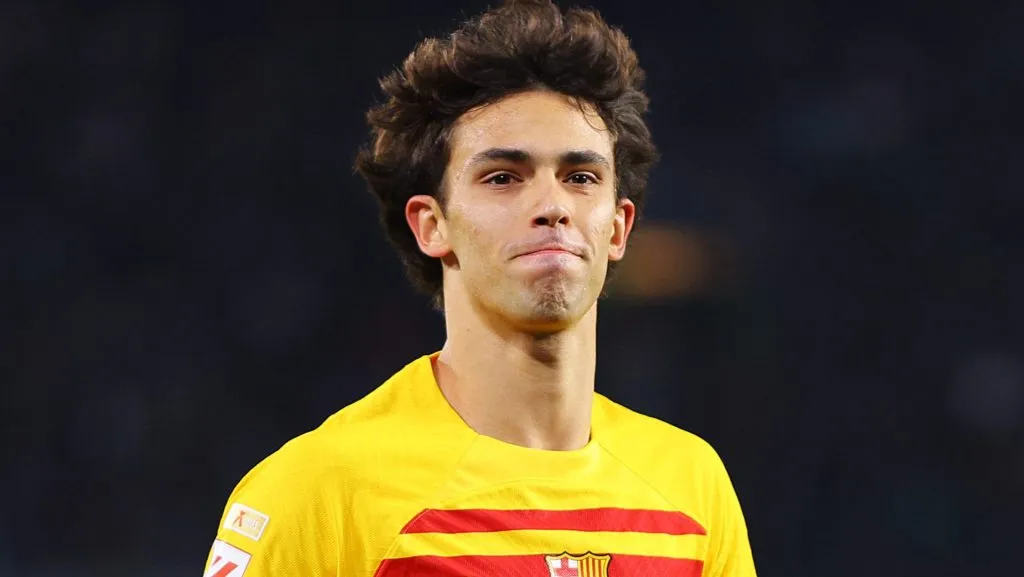 João Félix, alvo do Flamengo, em campo no Barcelona (Photo by Fran Santiago/Getty Images)