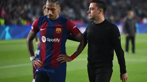 Raphinha e Xavi em campo conversando (Photo by David Ramos/Getty Images)