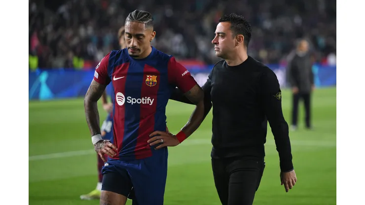 Raphinha e Xavi em campo conversando (Photo by David Ramos/Getty Images)