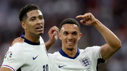 Arnold abraça Bellingham na Inglaterra. Foto: Kevin C. Cox/Getty Images)