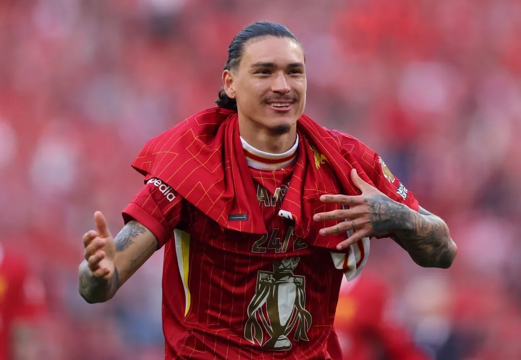 Darwin Núñez comemorando título pelo Liverpool com a camisa vermelha