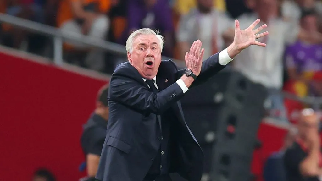 SEVILHA, ESPANHA - 26 DE ABRIL: Carlo Ancelotti, treinador do Real Madrid, reage durante a final da Copa del Rey entre o FC Barcelona e o Real Madrid no Estádio de La Cartuja em 26 de abril de 2025 em Sevilha, Espanha.