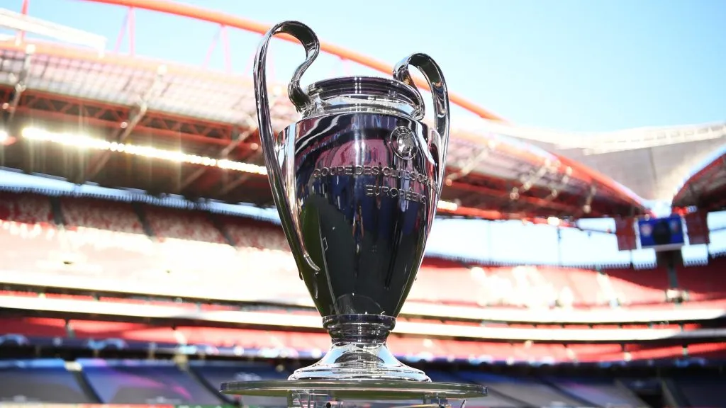 LISBOA, PORTUGAL - 18 DE AGOSTO: O troféu da Liga dos Campeões da UEFA é visto ao lado do campo antes da partida da semifinal da Liga dos Campeões da UEFA entre RB Leipzig e Paris Saint-Germain F.C no Estádio do Sport Lisboa e Benfica em 18 de agosto de 2020 em Lisboa, Portugal.