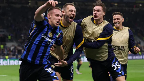 Davide Frattesi comemorando gol decisivo contra o Barcelona. Carl Recine/Getty Images.