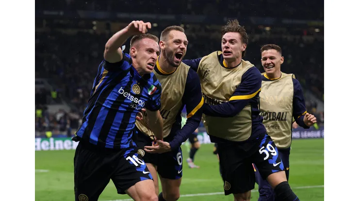 Davide Frattesi comemorando gol decisivo contra o Barcelona. Carl Recine/Getty Images.