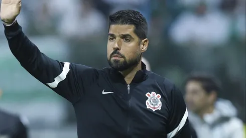 Ex-técnico do Corinthians António Oliveira negocia acordo com clube campeão do Brasileirão. (Photo by Alexandre Schneider/Getty Images)