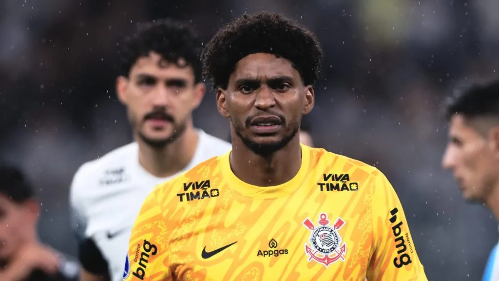 Hugo Souza em ação pelo Corinthians. Foto: Ettore Chiereguini/AGIF