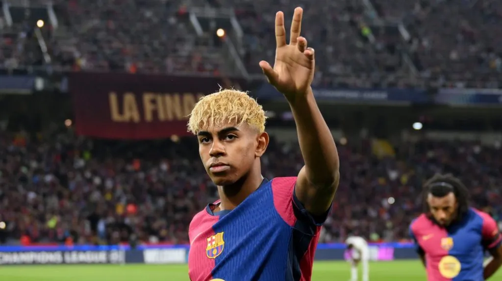 BARCELONA, ESPANHA - 30 DE ABRIL: Lamine Yamal do FC Barcelona agradece aos torcedores antes da partida de primeira mão da semifinal da UEFA Champions League 2024/25 entre FC Barcelona e FC Internazionale Milano no Estadi Olimpic Lluis Companys em 30 de abril de 2025 em Barcelona, ​​Espanha.
