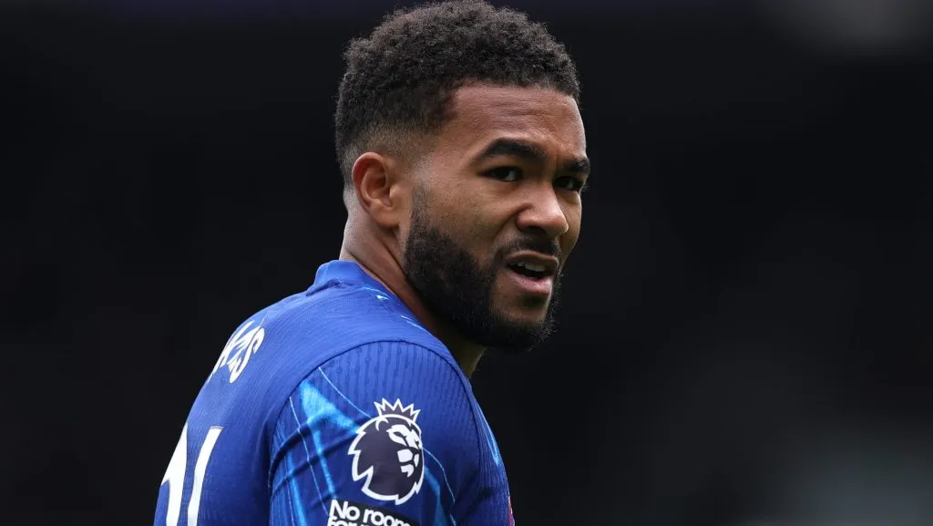 Reece James, alvo do Barcelona, em campo com o Chelsea (Photo by Ryan Pierse/Getty Images)
