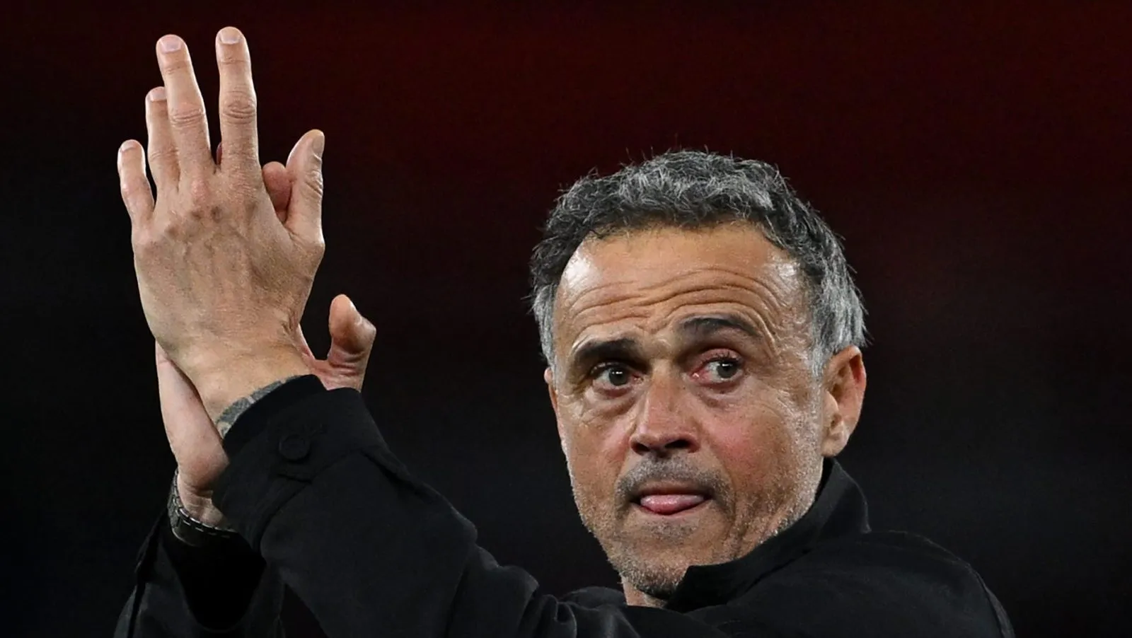Luis Enrique com casaco preto