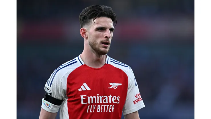 Rice rebate críticas e reforça confiança do Arsenal antes de duelos decisivos. (Foto de Justin Setterfield/Getty Images)