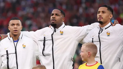 Saliba ao lado de Mbappé na França. Foto: Alex Grimm/Getty Images