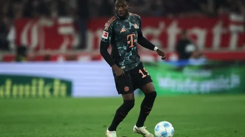 Alphonso Davies em campo pelo Bayern de Munique. Lateral voltou ao radar do Real Madrid. Foto: Alex Grimm/Getty Images
